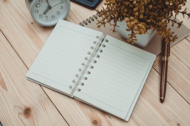 Ofis, banka donatımı veya office temel araçları öğelerini çalışma alanı, kalem defter ile ve çalar saat kopya alanı ile ahşap masa.