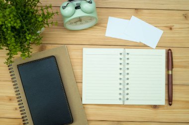 Ofis, banka donatımı veya office iş gerekli araçları öğeleri ahşap masa işyeri, kalem defter ile ve çalar saat ile kopya alanı, üstten görünüm