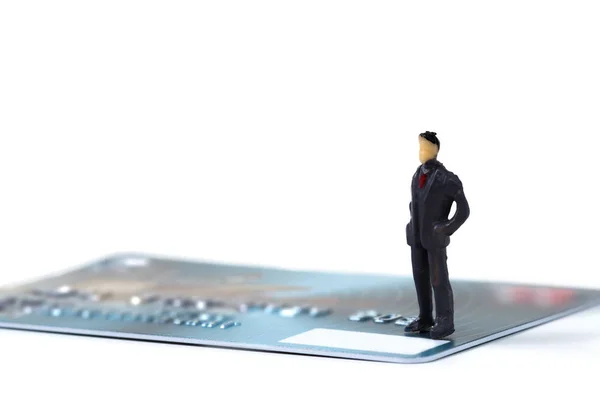Biznesmen Miniaturowe Rysunek Lub Małe Ludzie Stojący Stos Kart Kredytowych — Zdjęcie stockowe