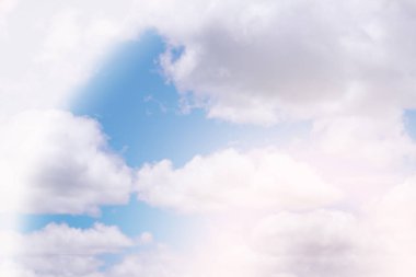 Tatlı pastel renkli bulut ve gökyüzü güneş ışığı, ile yumuşak bulutlu degrade pastel renk arka plan ile. Yaz konsepti.