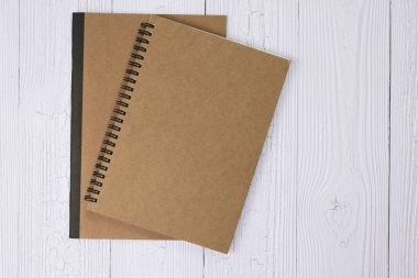 Kopya alanı, menü mockup görünümle ahşap masa üstü dizüstü.