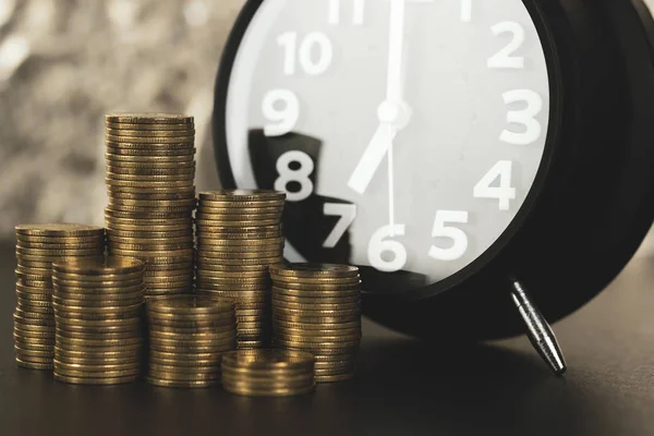 Reloj Despertador Pilas Monedas Mesa Trabajo Tiempo Para Concepto Dinero — Foto de Stock