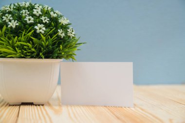 Boş kartvizit ve küçük dekoratif ahşap çalışma masa kopya alanı olan beyaz vazoyu ağacında metin kimliği ve logo, iş şirket kavramı fikri ekleyin.
