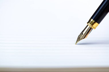 Dolma kalem veya tükenmez kalem defter kağıt üzerinde kopya alanı, office Danışma konsept fikir ile ahşap çalışma masa ile kapatın. sığ odak.