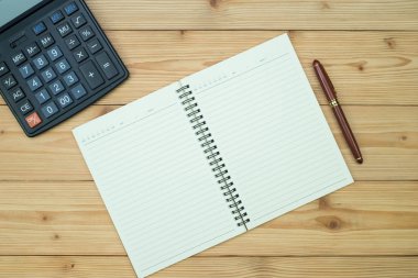 Ofis, banka donatımı veya office iş gerekli araçları öğeleri ahşap masa işyeri, kalem defter ile ve hesap makinesi ile kopya alanı, üstten görünüm