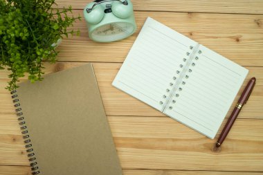 Ofis, banka donatımı veya office iş gerekli araçları öğeleri ahşap masa işyeri, kalem defter ile ve çalar saat ile kopya alanı, üstten görünüm