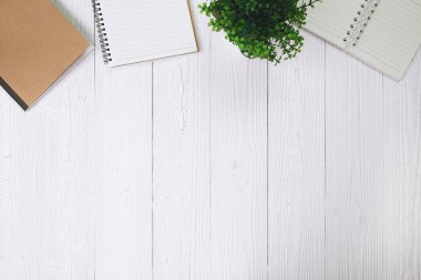 Dolma kalem veya tükenmez kalem defter kağıt ve ahşap çalışma masa kopya alanı, office Danışma konsept fikir ile hesap makinesi ile. Üstten Görünüm.