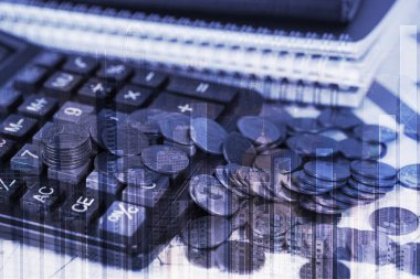 Çift Pozlama hesap makinesi, şehir arka plan, iş görme ve finans analiz kavramı fikir planlaması ile mali milimetrik kağıt levha ve sikke yığını.