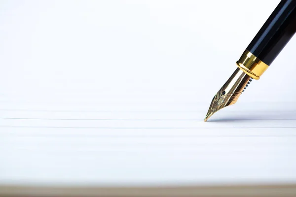 Cierre Pluma Estilográfica Pluma Tinta Con Papel Cuaderno Mesa Trabajo — Foto de Stock