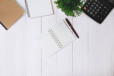 Dolma kalem veya tükenmez kalem defter kağıt ve ahşap çalışma masa kopya alanı, office Danışma konsept fikir ile hesap makinesi ile. Üstten Görünüm.