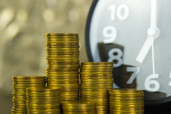 Wekker Munten Stacks Werktafel Tijd Voor Besparingen Geld Concept Het — Stockfoto