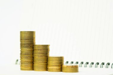 Sikke yığını adım için kopya alanı ile defter kağıt üzerinde ekleme metin, mali ve iş planlama kavramı fikri.