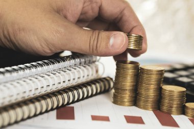 Sikke yığını ve çalışma tablosu, vizyon ve finans analiz kavramı fikir planlama iş hesap makinesi ile mali milimetrik kağıt levha.