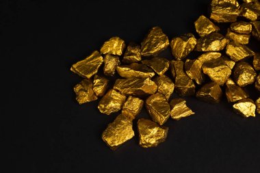 Altın nuggets veya siyah arka plan, kıymetli taş veya yumru altın taş, mali ve iş kavramı fikri altın cevheri yığını.