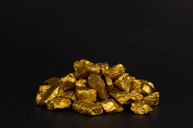 Altın nuggets veya siyah arka plan, kıymetli taş veya yumru altın taş, mali ve iş kavramı fikri altın cevheri yığını.