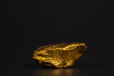 Altın külçe veya siyah arka plan, kıymetli taş veya yumru, altın taş, mali ve iş kavramı fikri altın cevheri closeup.