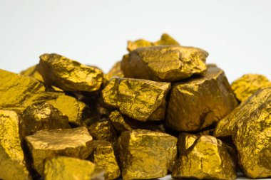Altın nuggets veya altın cevheri beyaz arka plan, değerli taş ya da şişlik, altın taş, mali ve iş kavramı fikri üzerine izole yığını.