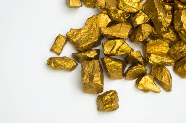Altın nuggets veya altın cevheri beyaz arka plan, değerli taş ya da şişlik, altın taş, mali ve iş kavramı fikri üzerine izole yığını.