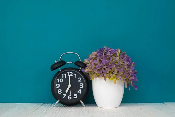나무와 테이블 공간에 빈티지 시계와 꽃병에 꽃다발에 텍스트 — 스톡 사진