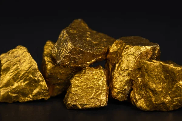 Uma Pilha Pepitas Ouro Minério Ouro Fundo Preto Pedra Preciosa — Fotografia de Stock