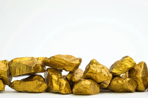 Mucchio Pepite Oro Minerale Oro Isolato Sfondo Bianco Pietra Preziosa — Foto Stock