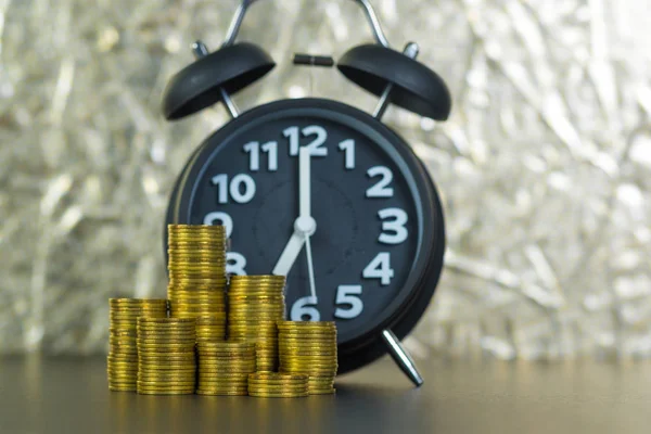 Wecker Und Münzstapel Auf Dem Arbeitstisch Zeit Für Spargeldkonzept Bank Stockfoto