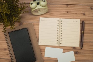 Ofis, banka donatımı veya office iş gerekli araçları öğeleri ahşap masa işyeri, kalem defter ile ve çalar saat ile kopya alanı, üstten görünüm