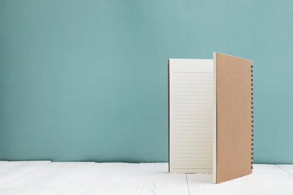 Cuaderno Blanco Sobre Fondo Pared Verde Frente Mesa Madera Blanca — Foto de Stock