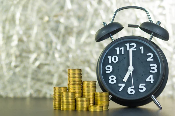 Relógio Alarme Pilhas Moedas Mesa Trabalho Tempo Para Conceito Dinheiro — Fotografia de Stock