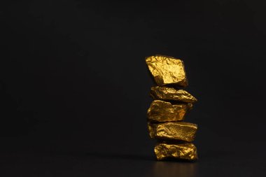 Altın nuggets veya siyah arka plan, kıymetli taş veya yumru altın taş, mali ve iş kavramı fikri altın cevheri yığını.