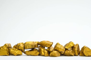 Altın nuggets veya altın cevheri beyaz arka plan, değerli taş ya da şişlik, altın taş, mali ve iş kavramı fikri üzerine izole yığını.