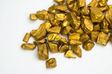 Altın nuggets veya altın cevheri beyaz arka plan, değerli taş ya da şişlik, altın taş, mali ve iş kavramı fikri üzerine izole yığını.
