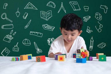 Asyalı çocuk onun hayal hakkında ileti örneği ile oynayarak öğrenme okul nesne faaliyetleri için öğrenme, elle çizilmiş yeşil tahtada eğitim okul kavramı fikir başa sağlar.