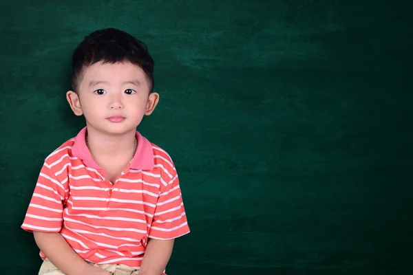 Niño Asiático Feliz Sonriendo Pizarra Verde Vacía Con Espacio Copia — Foto de Stock