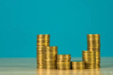 Sikke, sikke yığınları adım kopya alanı iş ve finansal kavram fikir için ahşap tablo sütunlarından artan.