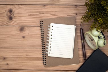 Ofis, banka donatımı veya office iş gerekli araçları öğeleri ahşap masa işyeri, kalem defter ile ve çalar saat ile kopya alanı, üstten görünüm