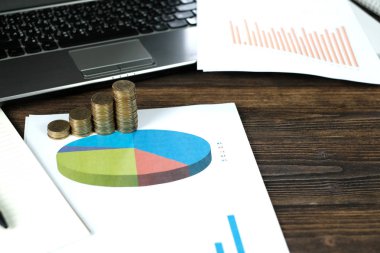 Beyaz kağıt çalışma tablosu, iş planlama vizyonu ve Finans analiz kavramı fikir üzerinde adım para yığınları dizüstü dizüstü bilgisayar ve mali grafik ile /. ve kopya alanı için metin ekleme.
