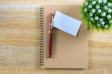 Boş kartvizit veya adı kartıyla metin adı adresi eklemek için alan ve çalışma tablosu, mali şirket kavramı fikir defter Organizatör ile logo. Üstten Görünüm.