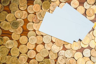 Boş kartvizit veya kopya alanı için metin adı adres ve şirket logosu, sikke üzerinde çalışma tablosu, mali Şirket kavramı fikir yığını eklemek adı kartı.