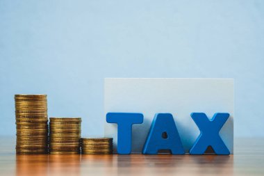 Vergi kavramı. Vergi alfabesi ile bozuk para ve kartvizit veya kartvizit ahşap çalışma masa, iş ve finansal kavram fikir yığını.