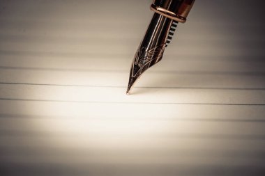 Dolma kalem veya tükenmez kalem defter kağıt üzerinde kopya alanı, office Danışma konsept fikir ile ahşap çalışma masa ile kapatın. sığ odak.