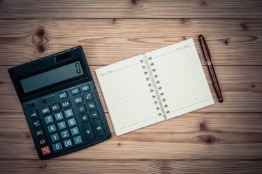 Ofis, banka donatımı veya office iş gerekli araçları öğeleri ahşap masa işyeri, kalem defter ile ve hesap makinesi ile kopya alanı, üstten görünüm