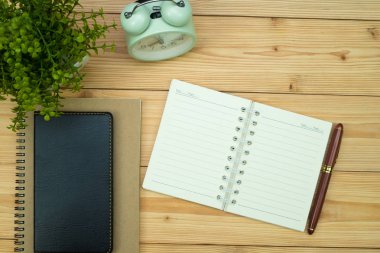 Ofis, banka donatımı veya office iş gerekli araçları öğeleri ahşap masa işyeri, kalem defter ile ve çalar saat ile kopya alanı, üstten görünüm