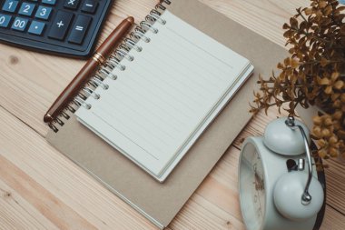 Ofis, banka donatımı veya office temel araçları öğelerini işyerinde, kalem defter ve hesap makinesi ve alarm saati kopya alanı ile ahşap masa