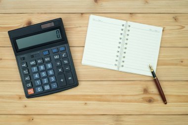 Ofis, banka donatımı veya office iş gerekli araçları öğeleri ahşap masa işyeri, kalem defter ile ve hesap makinesi ile kopya alanı, üstten görünüm
