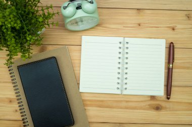 Ofis, banka donatımı veya office iş gerekli araçları öğeleri ahşap masa işyeri, kalem defter ile ve çalar saat ile kopya alanı, üstten görünüm