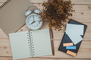 Ofis, banka donatımı veya office iş gerekli araçları öğeleri ahşap masa işyeri, kalem defter ile ve çalar saat ile kopya alanı, üstten görünüm