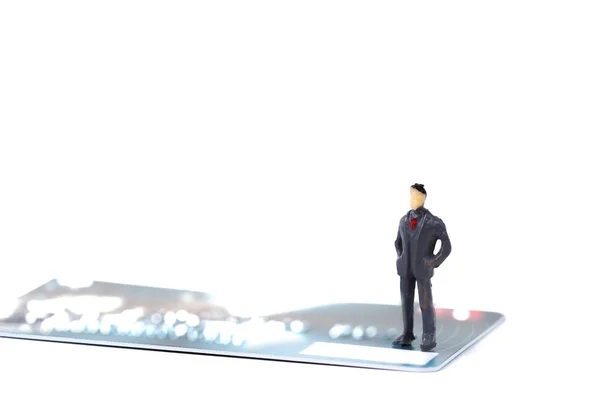 図ミニチュア ビジネスマンやお金や金融ビジネス概念をショッピングの白い背景の上のクレジット カードのスタックで立っている小さな人 — ストック写真