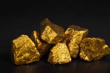 Altın nuggets veya siyah arka plan, kıymetli taş veya yumru altın taş, mali ve iş kavramı fikri altın cevheri yığını.