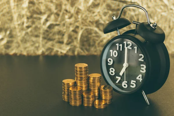 Reloj Despertador Pilas Monedas Mesa Trabajo Tiempo Para Concepto Dinero — Foto de Stock